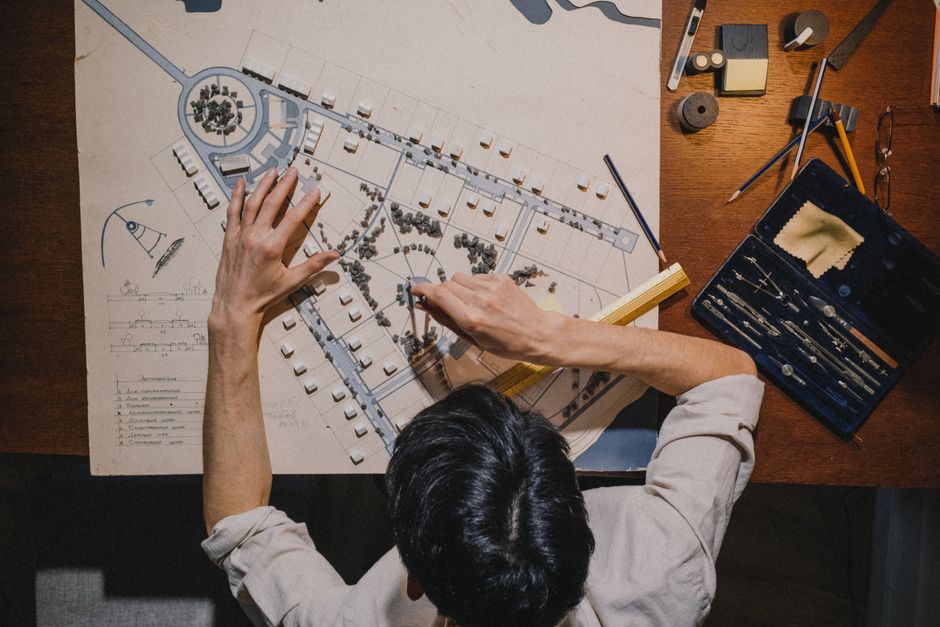 Mobilidade Urbana — Top view of an architect working on a design project with precision tools.