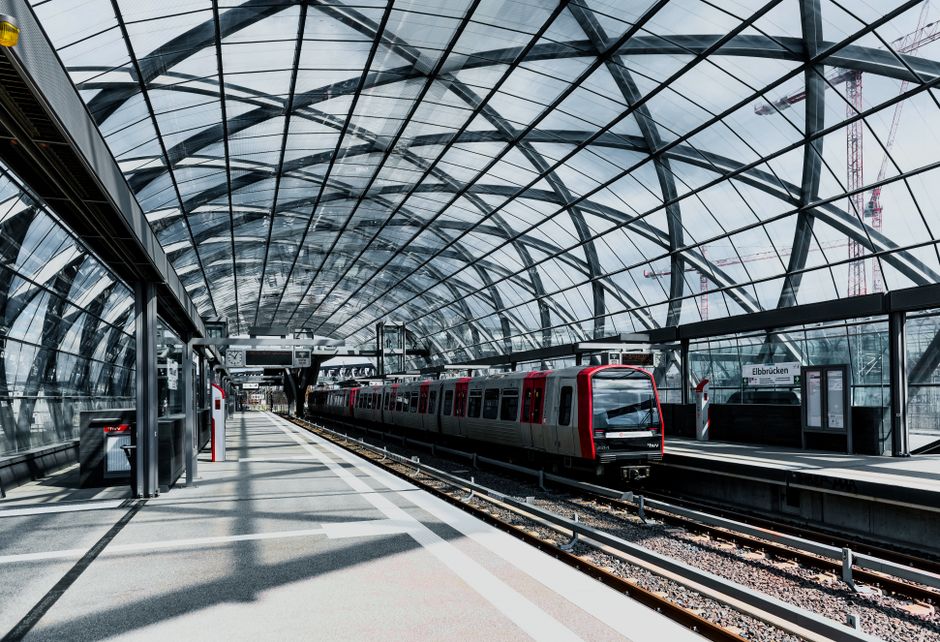 Mobilidade Urbana — Architectural shot of Elbbrücken train station in Hamburg, showcasing modern design and infrastructure.