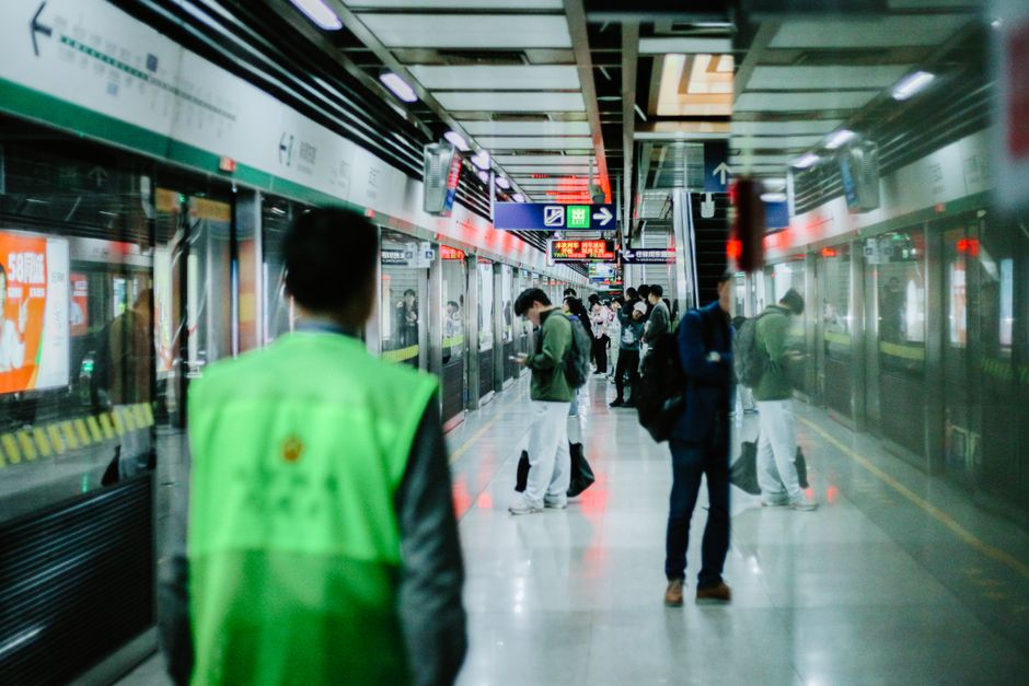 Mobilidade Urbana — People waiting at a subway platform in Nanjing, China, showcasing urban commute.